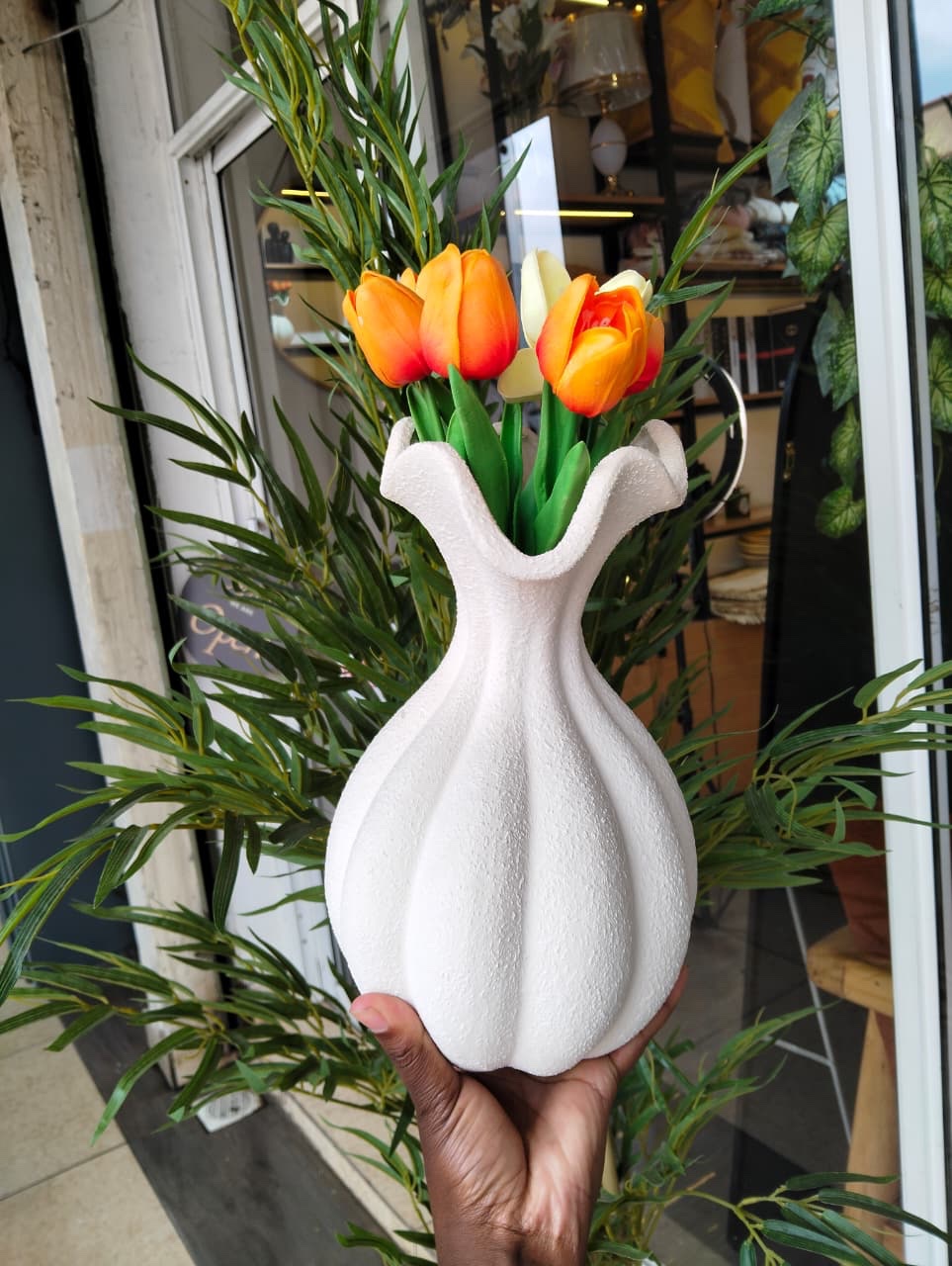 Modern Ceramic Tabletop Decor High-End Retro Art Decoration White Petal Shaped Ceramic Vase - Image 3
